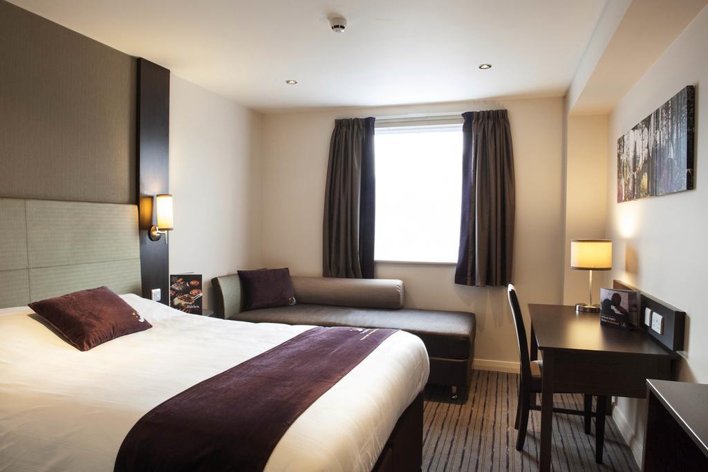 Premier Inn Manchester - Prestwich Bagian luar foto